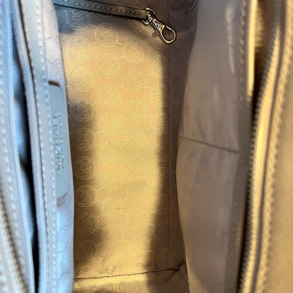 🩶 LIKE NEW 🩶 Michael Kors grey saffiano leather satchel with crossbody strap. - Picture 9 of 12